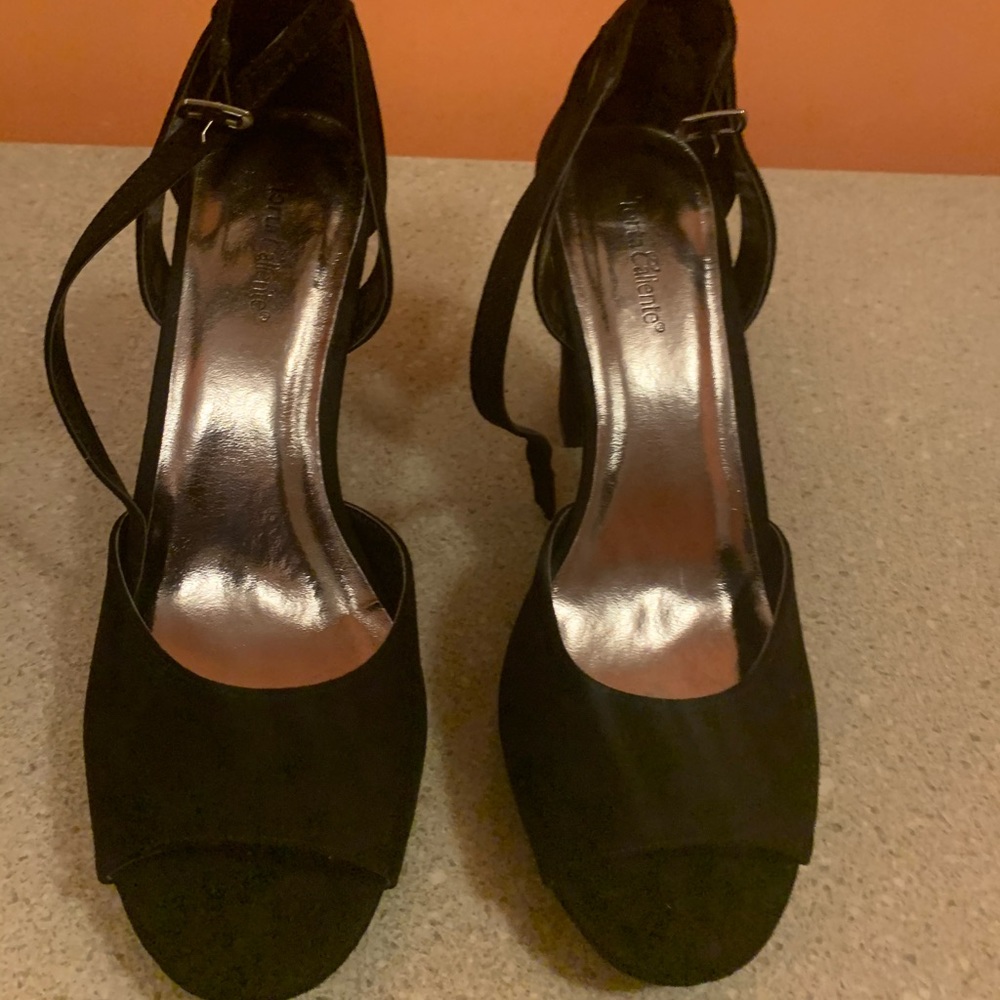 Black pair 3inch heels in perfect condition!